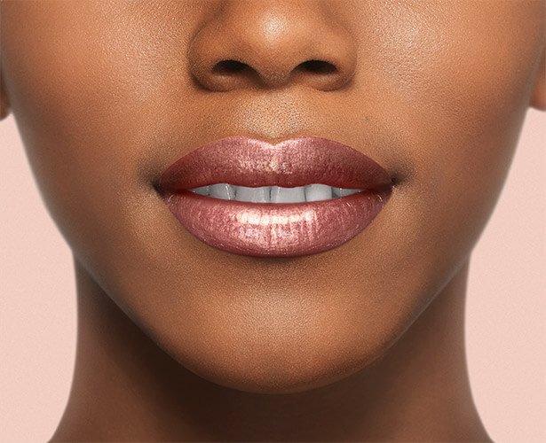 Aplicacion labios pielmedia maquillaje labios litchiplump color riche plump and shineLoreal ParisHD